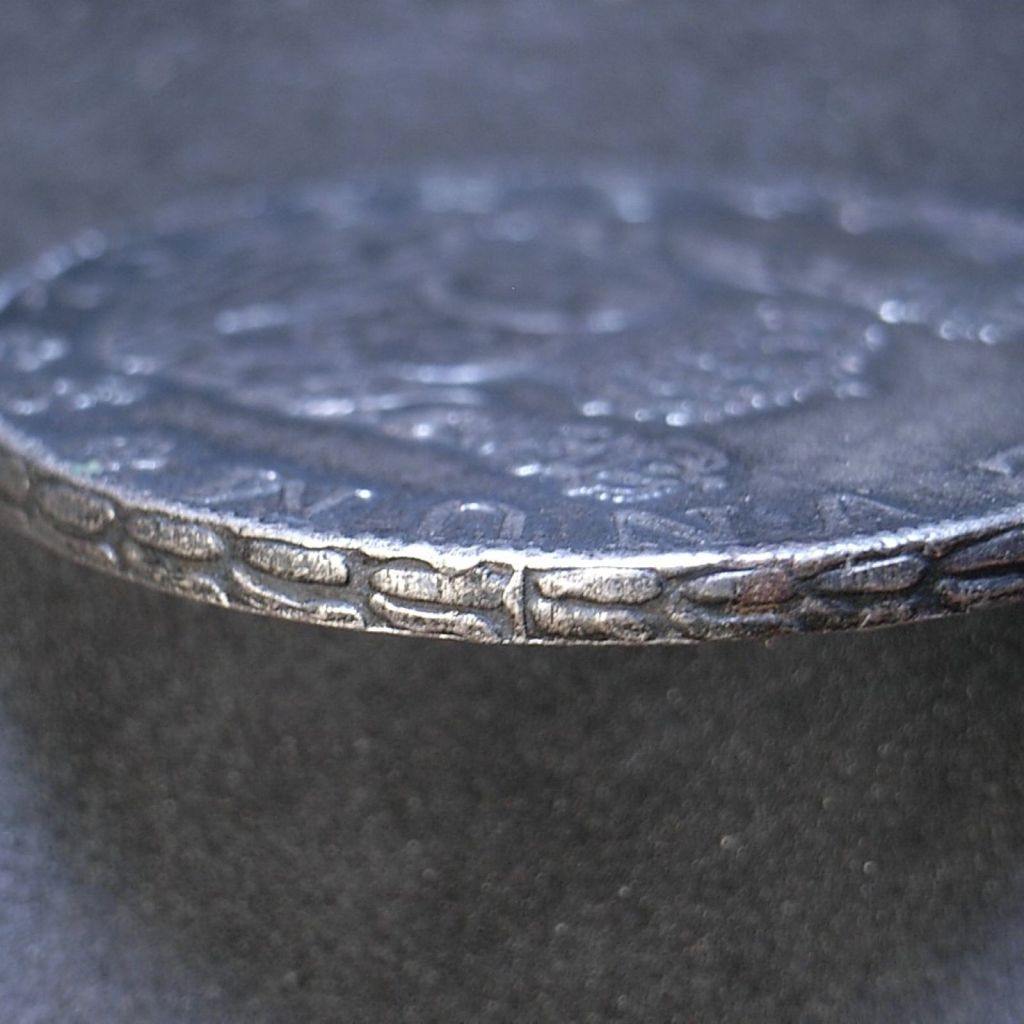 Close up contemporary counterfeit 8 Reales 1752 edge