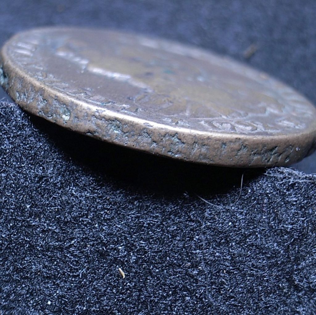 Close up of France 2 sous 1792 edge