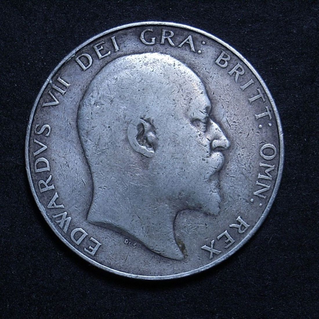 Close up UK Half Crown 1909 obverse showing detail