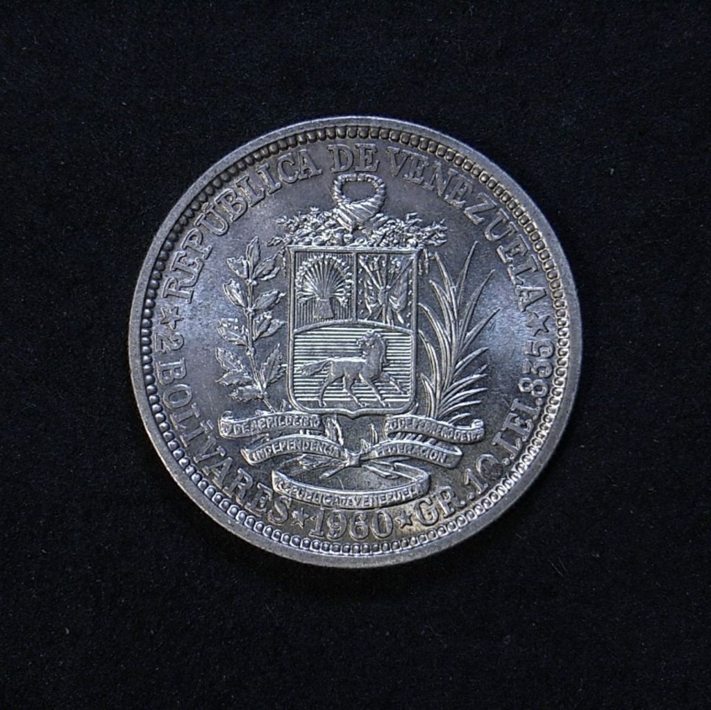 Close up Venezuela 2 Bolivars 1960 reverse showing detail