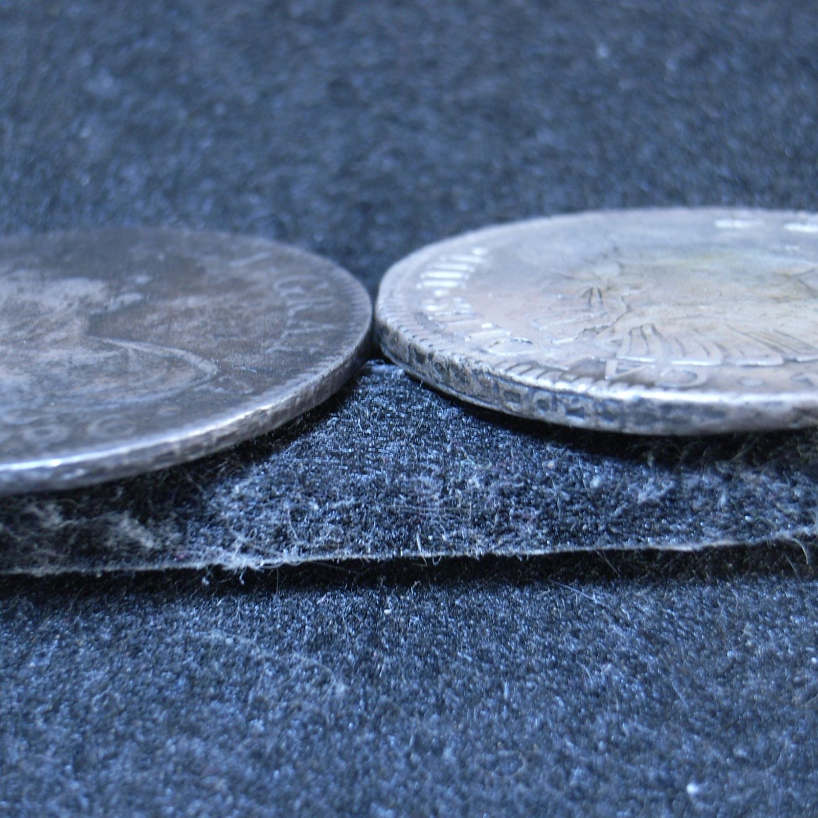 Comparison close up fake spanish 8 Reales edge vs real edge