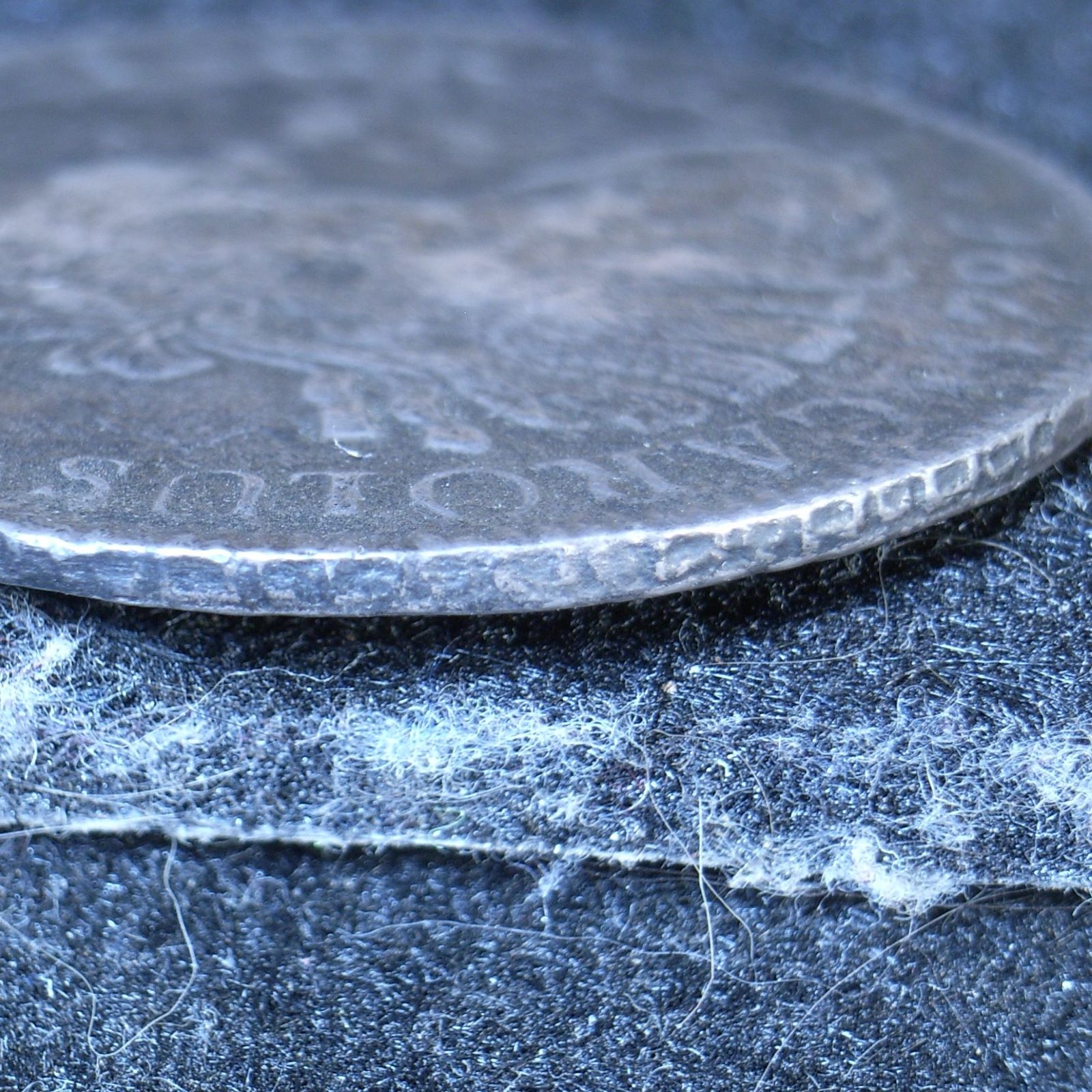 Close up fake spanish 8 Reales edge